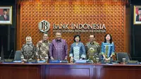 Gubernur Bank Indonesia Perry Warjiyo didampingi oleh Dewan&nbsp;Gubernur Lain saat pengumuman suku bunga di Gedung Thamrin Bank Indonesia, Rabu (22/5/2024). (Tira/Liputan6.com)