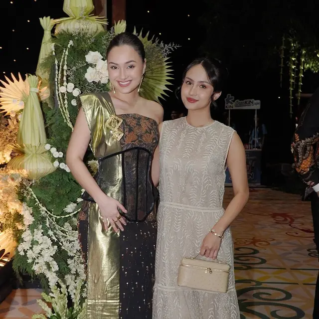 Detail Dress Batik Caitlin Halderman (Foto: Instagram @caitlinhalderman)