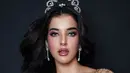 Di atas rambut hitamnya, Tasya Farasya kenakan mahkota mutiara dan berlian yang cantik dan megah [@tasyafarasya]