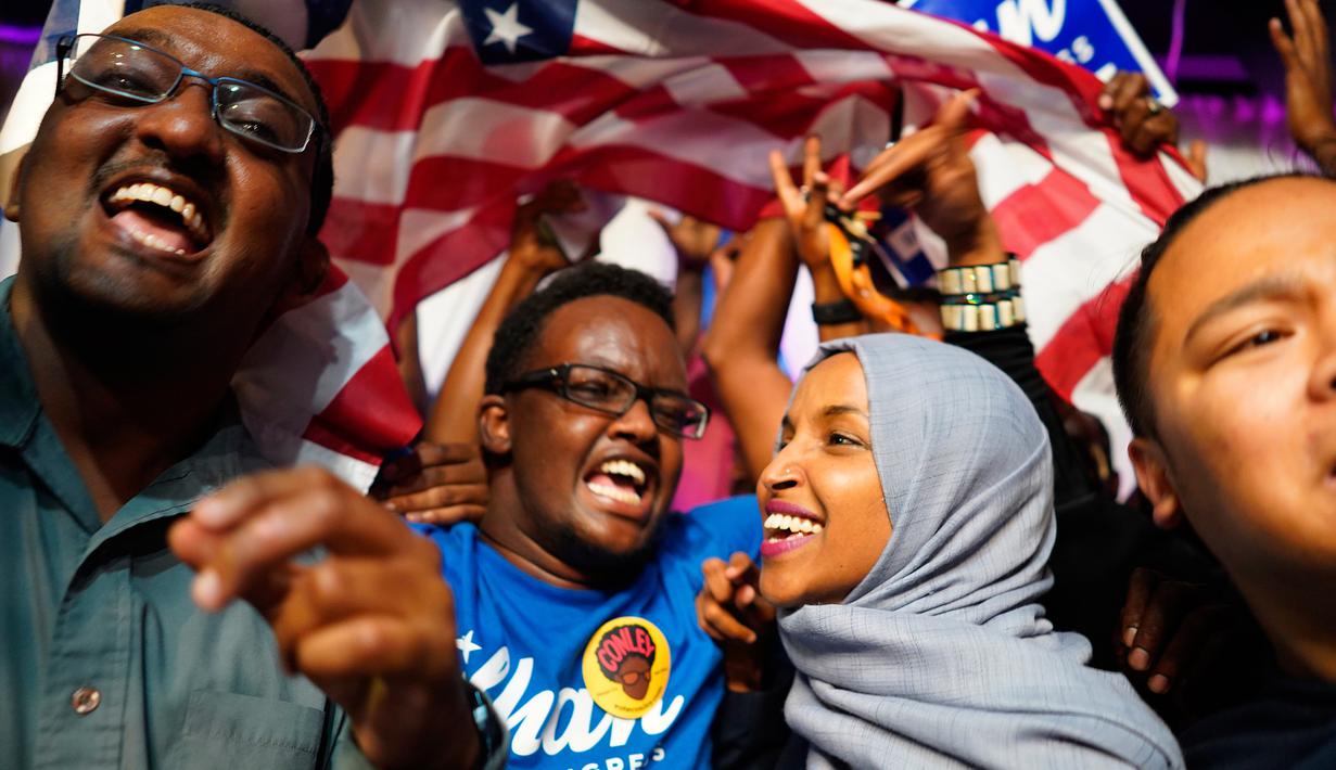 Ilhan Omar bersama pendukungnya merayakan kemenangan putaran pertama pemilihan Distrik Kongres ke-5 di Minneapolis, AS, Selasa (14/8). Omar diprediksi akan menang dalam pemilihan penuh pada November nanti. (Mark Vancleave/Star Tribune via AP)
