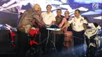 Menteri Koordinator Bidang Kemaritiman, Luhut Binsar Panjaitan (tengah) saat meresmikan gelaran Indonesia Electric Motor Show (IEMS) 2019 di Jakarta, Rabu (4/9/2019). IEMS 2019 merupakan pameran khusus kendaraan listrik pertama di Indonesia yang digelar BPPT. (Liputan6.com/Helmi Fithriansyah)