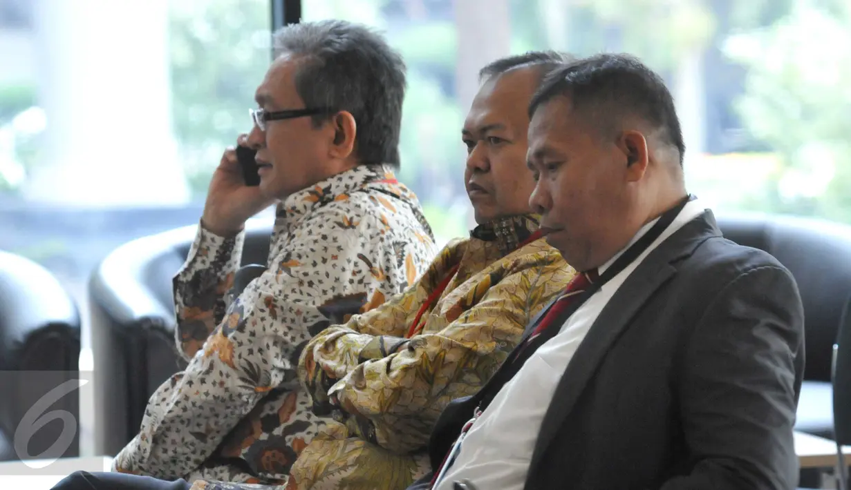 Mantan Sekjen Partai Nasdem, Patrice Rio Capella (tengah) menunggu di ruang tunggu Gedung KPK, Jakarta, Jumat (16/10). Rio akan diperiksa sebagai saksi kasus dugaan suap penanganan perkara Bansos Provinsi Sumut. (Liputan6.com/Helmi Afandi)