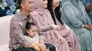 Bagian atas gaun dihiasi dengan bordir bunga yang elegan, dilengkapi dengan detail manik-manik berkilauan. Sentuhan ini mempertegas sisi glamor sekaligus tidak berlebihan, tetap cocok dengan tema acara keagamaan.  [@zaskia_gotix].