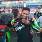 Ekspresi pebalap Malaysia, Azlan Shah Kamaruzaman, setelah memastikan gelar juara Asia Road Racing Championship 2017 kelas Supersport 600 di Sirkuit Buriram, Thailand, Minggu (3/12/2017). (Bola.com/Muhammad Wirawan Kusuma)
