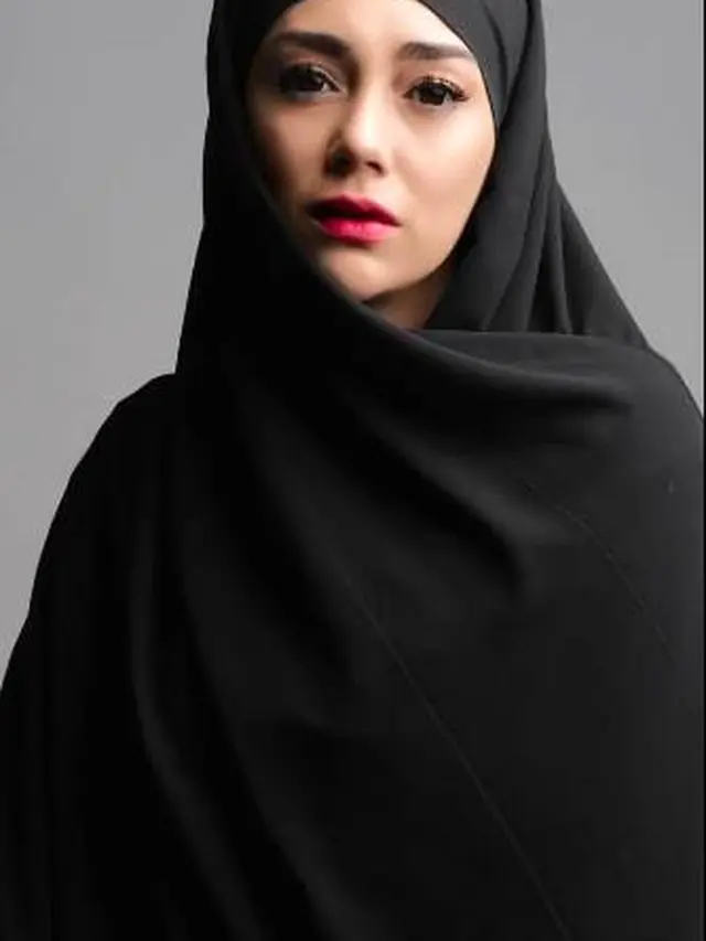 Tampil Menawan, Ini 7 Pemotretan Celine Evangelista dengan Hijab Ini Curi Perhatian