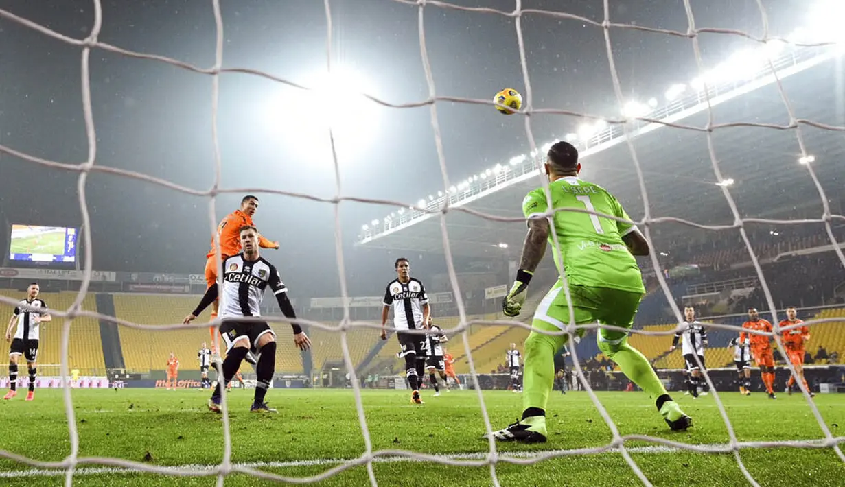 Striker Juventus, Cristiano Ronaldo, mencetak gol ke gawang Parma pada laga Liga Italia di Stadion Ennio Tardini, Minggu (20/12/2020). Juventus menang dengan skor 4-0. (Massimo Paolone/LaPresse via AP)