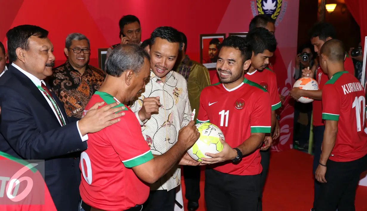 Menpora Imam Nahrawi (tengah) bersiap menandatangani bola usai meresmikan gerai pojok PSSI di Kongres PSSI 2017, Bandung (8/1). 13 mantan penggawa Timnas Indonesia hadir dalam peresmian tersebut. (Liputan6.com/Helmi Fithriansyah)