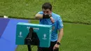 Wasit Halil Umut Meler memeriksa rekaman VAR yang akhirnya menganulir gol striker Timnas Belgia, Romelu Lukaku ke gawang Timnas Slovakia akibat lebih dahulu terperangkap offside pada laga Grup E Euro 2024 di Waldstadion, Frankfurt, Jerman, Senin (17/6/2024). (AP Photo/Themba Hadebe)