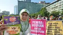 Aktivis 'Perempuan Bangsa' saat melakukan aksi peringatan Hari Ibu di Bundaran HI, Jakarta, Minggu (21/12/2014). (Liputan6.com/Herman Zakharia)