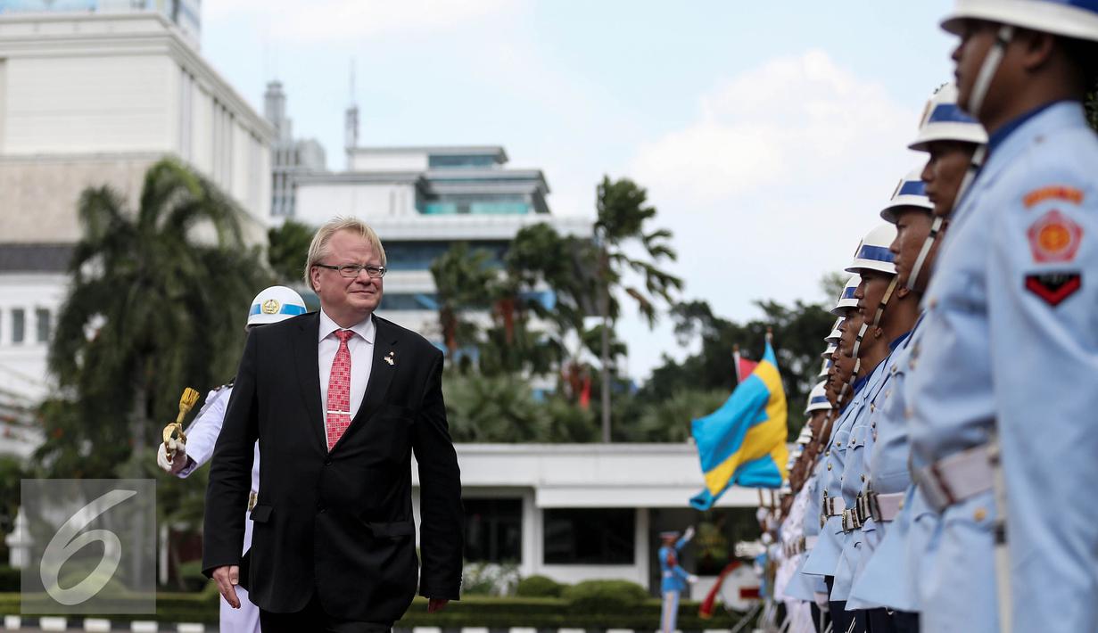 Carl Anders Peter Hultqvist mengikuti upacara penyambutan di Kementerian Pertahanan, Jakarta, Selasa (20/12). Dalam acara tersebut kedua dua belah pihak menandatangani persetujuan kerjasama terkait pertahanan. (Liputan6.com/Faizal Fanani)