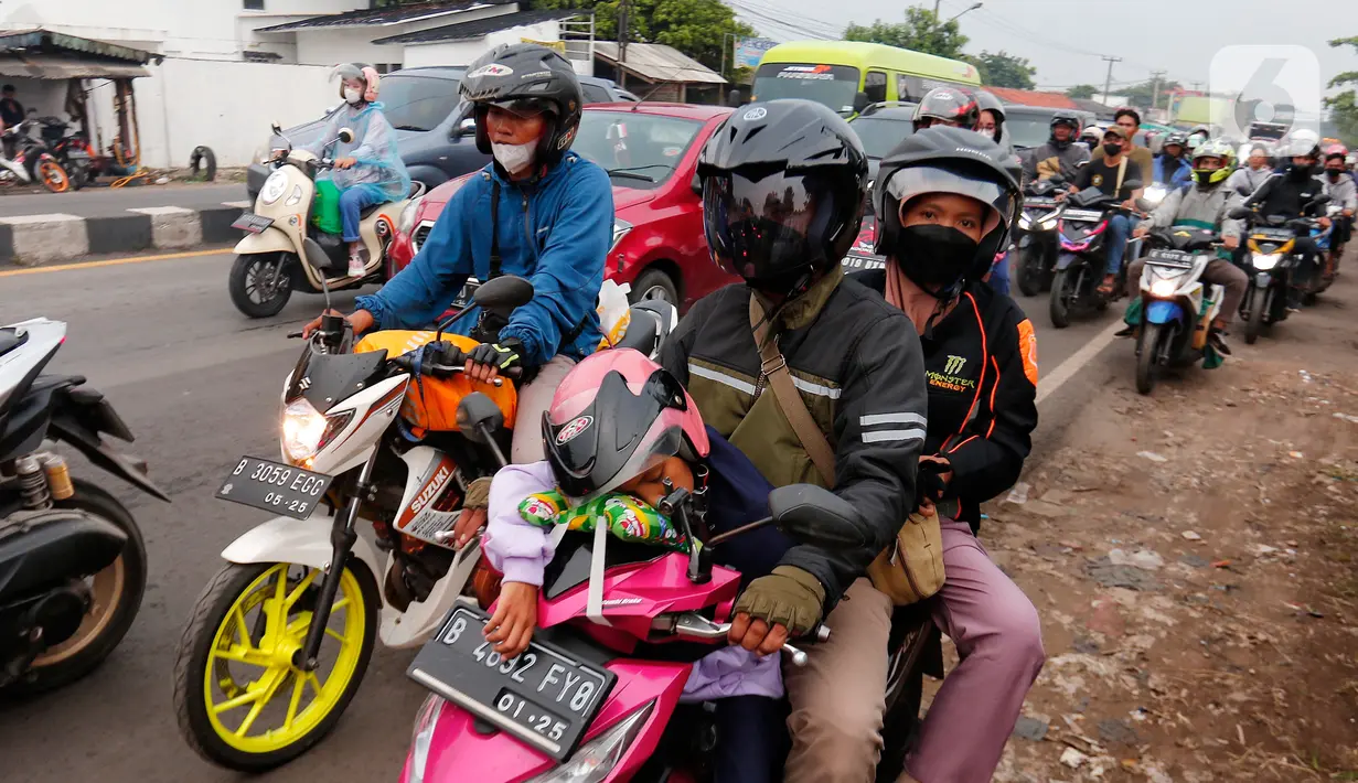 Seorang anak tertidur saat mudik menggunakan sepeda motor. (Liputan6.com/Angga Yuniar)