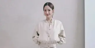 Begitu trendi, Park Min Young tampak manis dalam balutan crop jacket dan rok plisket warna senada. Gayanya pun terlihat semakin modis dengan tambahan sepatu boots. (Instagram/parkminyoung143).