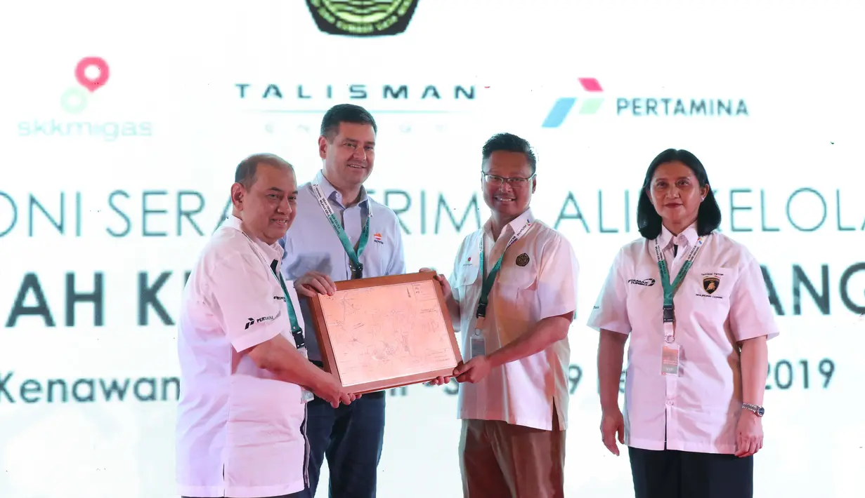 Deputi Perencanaan SKK Migas, Jafee Suardin (kedua kanan) menerima cederamata saat Seremoni Serah Terima Alih Kelola Wilayah Kerja Jambi Merang di Sungai Kenawang Gas Plant, Sabtu (9/2). (Liputan6.com/Helmi Fithriansyah)