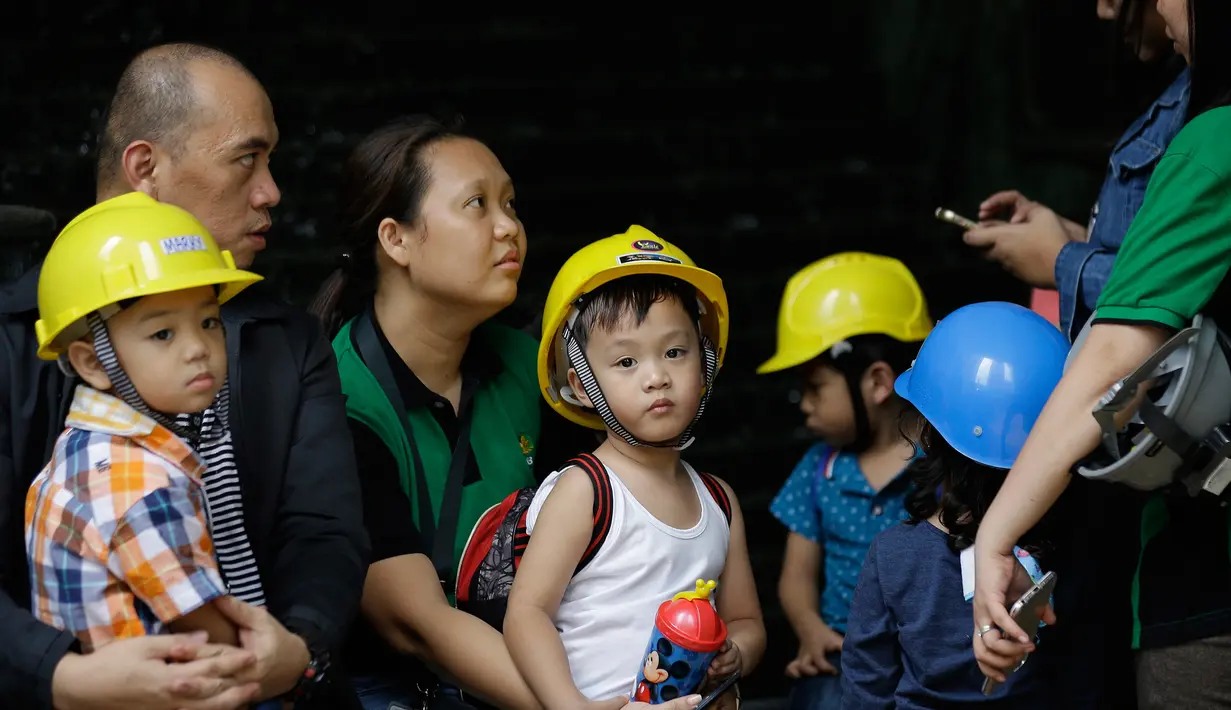Anak-anak dievakuasi setelah gempa melanda Manila, Filipina (11/8). Sejauh ini, belum ada peringatan tsunami yang dikeluarkan. Peringatan gelombang raksasa biasanya dikeluarkan menyusul gempa di atas 6,5 SR yang berpusat di laut. (AP Photo/Aaron Favila)