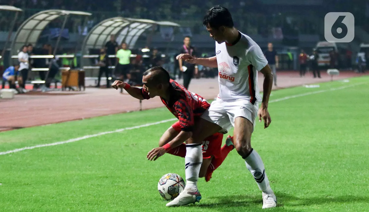Persija berhasil membuka keunggulan pada menit ke-58. Winger Riko Simanjuntak mencetak gol setelah meneruskan kerja keras pemain asal Jepang Ryo Matsumura. Persija 1, Ratchaburi 0. (Liputan6.com/Herman Zakharia)