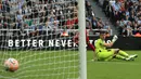 Darwin Nunez (kiri), kembali menunjukkan kemampuannya sebagai pemain berkualitas setelah mencetak gol kedua ke gawang Newcastle yang dijaga oleh Nick Pope pada pekan ke-3 Liga Inggris 2023/2024. (AFP/Lindsey Parnaby)