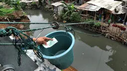 “Mie ayam satu”, teriak pembeli sambil mengangkat telunjuk tangannya di seberang Kali Mampang yang membelah Ibu Kota di antara gedung-gedung bertingkat. (merdeka.com/Arie Basuki)