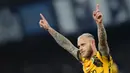 Pemain Inter Milan, Federico Dimarco, melakukan selebrasi setelah mencetak gol ke gawang Napoli pada laga lanjutan Liga Italia di Stadion Diego Armando Maradona, Naples, Italia, Minggu (2/3/2025) dini hari WIB. (Alfredo Falcone/LaPresse via AP)