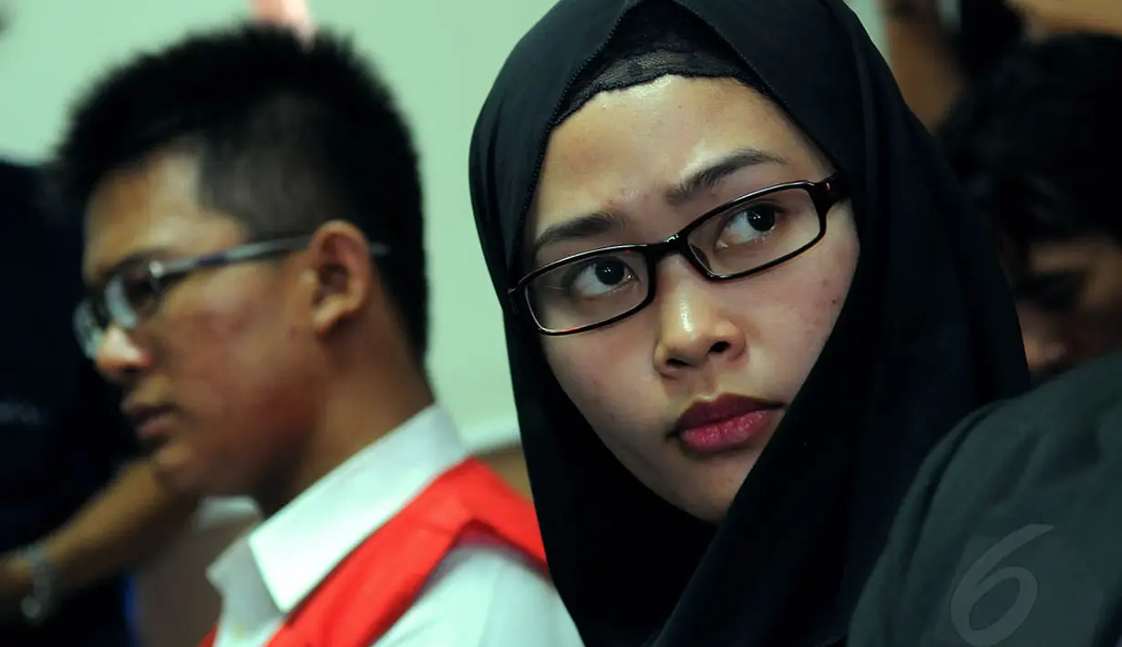 Dengan berkerudung hitam, terdakwa kasus pembunuhan Ade Sara, Assyifa, tampak lebih segar dengan sedikit hiasan bedak dan lipstik merah tipis, (16/9/14). (Liputan6.com/Faisal R Syam)