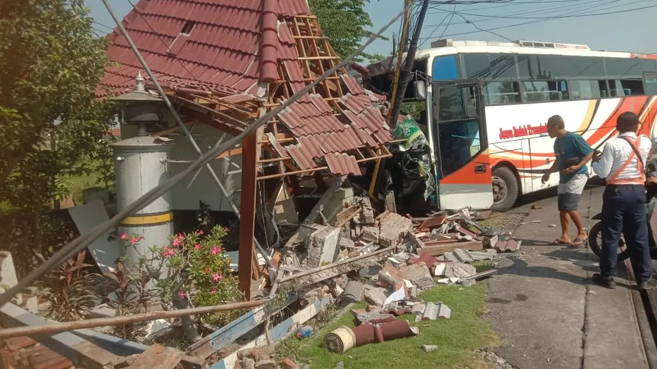 Bus nomor polisi N 7041 UL menabrak Pos Jaga Lintasan (PJL) kereta api nomor 150 di Jalan raya Pasuruan - Probolinggo. (Istimewa)