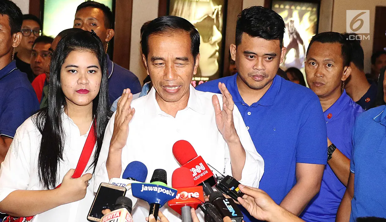 Presiden Joko Widodo bersama putrinya, Kahiyang Ayu dan menantunya Boby Nasution usai menonton film Dilan 1990 di Senayan City, Jakarta, Minggu, (25/2). Film ini merupakan karya Fajar Bustomi yang diangkat dari novel Pidi Baiq. (Liputan6.com/Angga Yuniar)