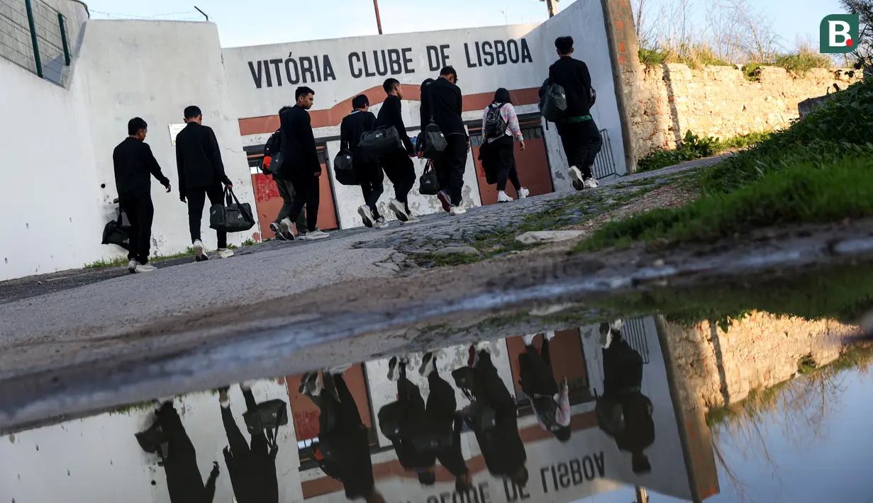 Laga tersebut berlangsung di lapangan latih akademi Vitoria Clube de Lisboa. Lapangan yang pernah dipakai untuk berlatih pada hari ketiga dan hari keempat selama pemusatan latihan di Portugal.