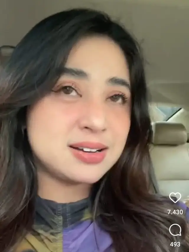 Dewi Perssik saat siaran langsung di Instagram. (Foto: Dok. Instagram @dewiperssik9)