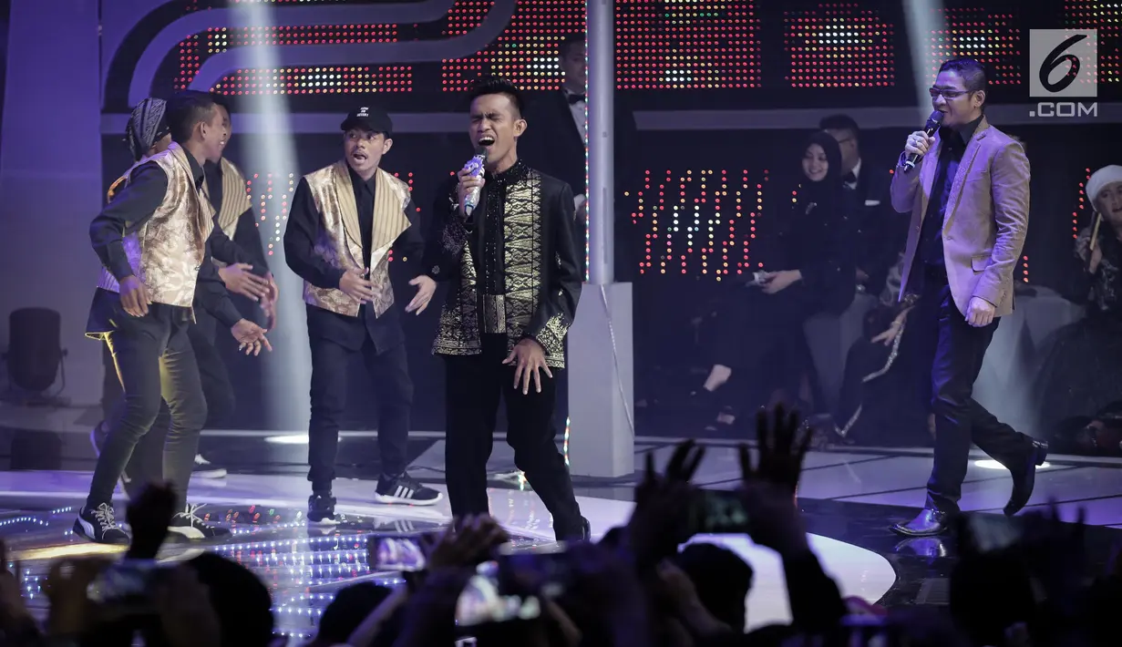 Aksi Fildan finalis asal kota Bau-Bau berduet dengan Pasha Ungu dalam Grand Final Dangdut Academy 4 atau D'Academy 4 di Studio 5 Indosiar, Jakarta, Jumat (19/5). (Liputan6.com/Faizal Fanani)