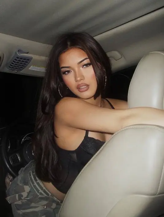 <p>Saat tinggal di Amerika, Queen sempat tampil dengan rambut merah menyala. Ia juga tampak menindik beberapa bagian tubuhnya. [Foto: instagram.com/queennara_h]</p>