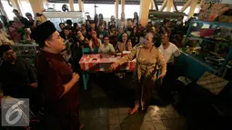 Salah atu adegan dari teater berjudul 'Bank Pasar Rakyat' di Pasar Beringharjo, Yogyakarta, Rabu (21/9). (Liputan6.com/Boy Harjanto)