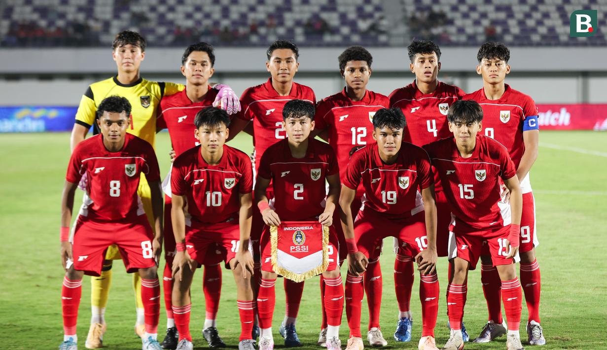 Skuad Timnas Indonesia U-17 saat berhadapan dengan China U-17 dalam pertandingan uji coba internasional di Indomilk Arena, Tangerang, pada Rabu (11/2/2026) malam WIB. (Bola.com/Abdul Aziz)