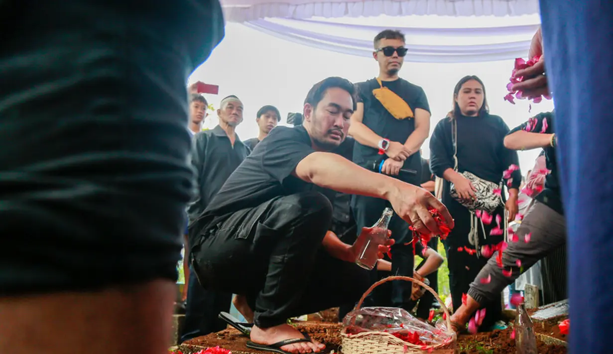 Jeje tak sanggup lagi menahan kesedihannya ketika mengenang momen terakhir bersama sang ibunda. Pria dua orang anak itu terisak karena tak bisa memenuhi permintaan terakhir ibunda sebelum berangkat ke London. [Foto: KapanLagi.com®/Muhammad Akrom Sukarya]