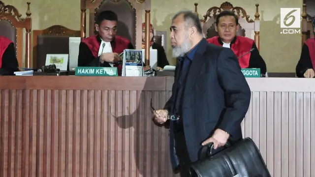 Jaksa penuntut umum (JPU) Komisi Pemberantasan Korupsi (KPK) mengekseskusi mantan hakim konstitusi dan menhukham, Patrialis Akbar.