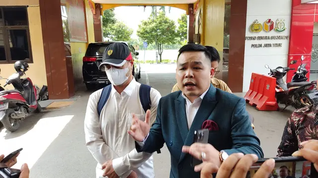 Ferry Irawan bersama pengacaranya, Jeffrey Simatupang di Mapolda Jatim, Surabaya. (Dian Kurniawan/Liputan6.com)