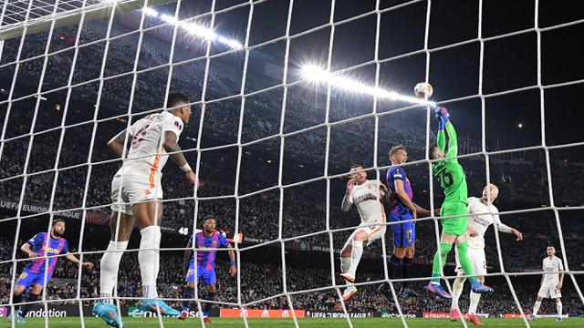 Foto: Melihat Aksi Inaki Pena, Kiper Jebolan La Masia yang Membuat Barcelona Gagal Cetak Gol ke Gawang Galatasaray