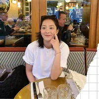 Seol In Ah dikenal dengan gaya manisnya dengan gaya rambut bob lurus. Belum lama ini Ia tampil dengan gaya rambut baru yang menghebohkan dan disebut mirip rambut Jungkook BTS.