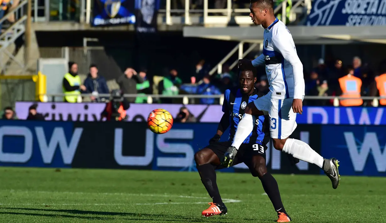 Pemain Atalanta, Boukari Drame (kiri) menghadang pemain Inter Milan, Fredy Guarin pada lanjutan Liga Italia Serie A di Stadion Atleti Azzurri, Bergamo, Sabtu (16/1/2016). (AFP Photo/Giuseppe Cacace)