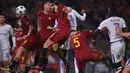 Gelandang AS Roma, Radja Nainggolan, menyundul bola saat melawan Chelsea pada laga Liga Champions di Stadion Olimpico, Roma, Selasa (31/10/2017). Roma menang 3-0 atas Chelsea. (AFP/Filippo Monteforte)