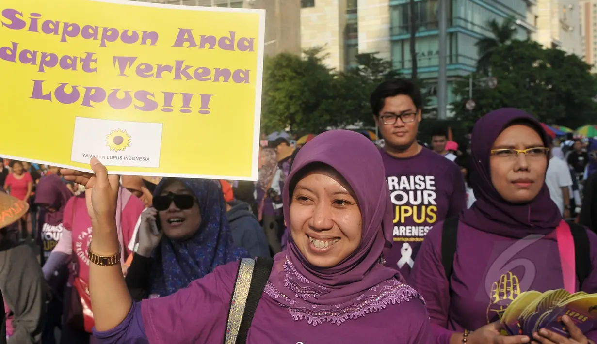 Sejumlah wanita melakukan kampanye Hari Lupus yang diperingati pada 10 Mei 2015 pada Car Free Day di Bunderan HI, Jakarta, Minggu (10/5/2015). Kampanye ini mensosialisasikan kepada masyarakat tentang penyakit lupus. (Liputan6.com/Herman Zakharia)
