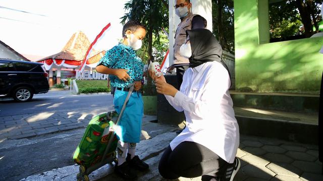 Bupati Banyuwangi Ipuk Fiestiandani Memantau Pelaksanaan PTM 50 Persen di Salah Satu Sekolah SD di Banyuwangi. (istimewa)