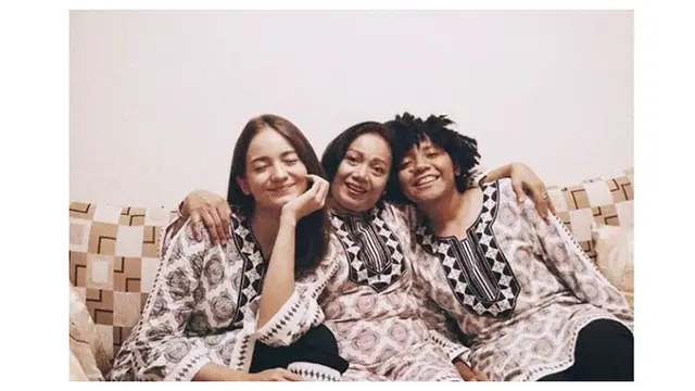 7 Potret Kebersamaan Enzy Storia dan Sang Adik, Kompak Banget