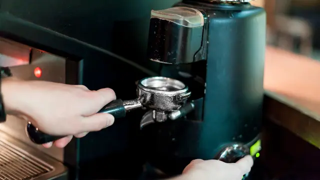 Cara membersihkan penggiling kopi berjenis burr (gerinda)