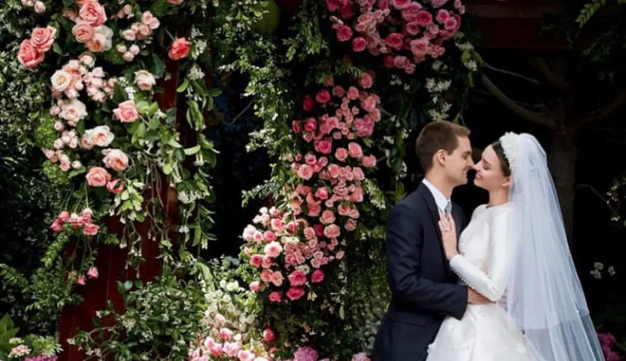 Supermodel asal Australia, Miranda Kerr juga memilih untuk gaun Dior untuk pernikahannya. Gaun putih tersebut memiliki detail crew neck dan perpaduan sutra yang tebal dengan detail bunga-bunga yang memenuhi bagian rok yang menyapu lantai. [@mirandakerr]