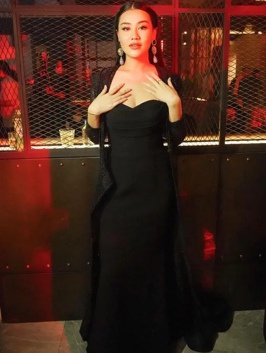 Tampil glamor, Aaliyah memadukan dress dengan outerwear warna hitam. Pulasan makeup bold dan anting-anting panjang menyempurnakan penampilannya. (Instagram/Aaliyah.massaid).