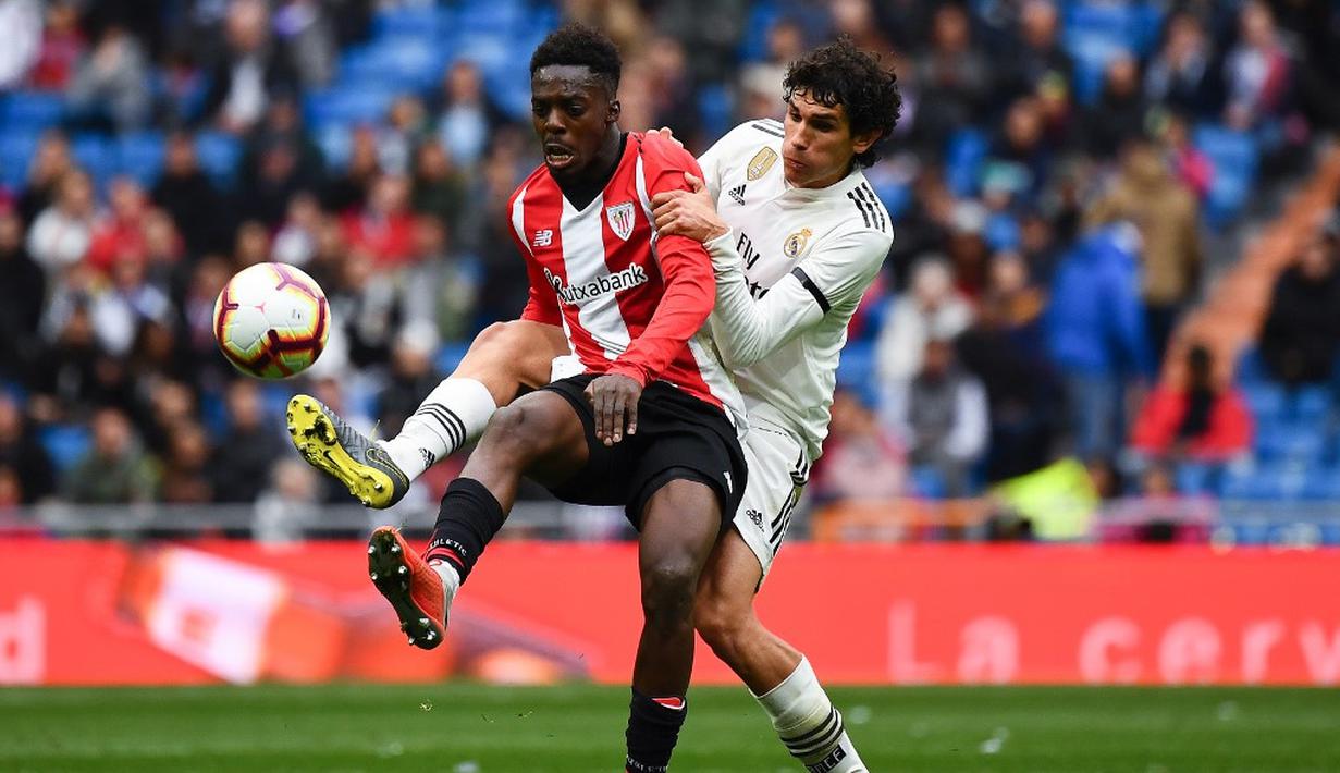 Bek Real Madrid, Jesus Vallejo melakukan kawalan pada laga lanjutan La Liga di pekan ke-33 yang berlangsung di Stadion Santiago Bernabeu, Madrid, Minggu (21/4). Real Madrid menang 3-0 atas Bilbao. (AFP/Gabriel Bouys)