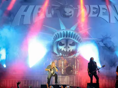 Aksi band power metal Helloween di panggung Hall Basket Senayan, Jakarta Pusat, Kamis (22/10/2015). Penampilan Helloween di Jakarta merupakan bagian dari tur Helloween My God-Given Right Tour 2015. (Liputan6.com/Faizal Fanani)