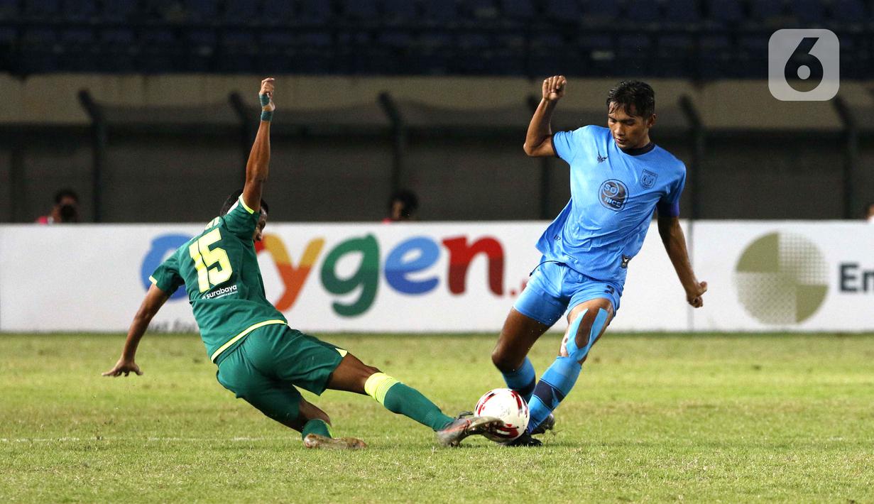 Pemain Persela Lamongan Moch Zaenuri (kanan) menghadang laju pemain Persebaya Surabaya Rifaldi Bawuo dalam pertandingan babak penyisihan Grup C Piala Menpora 2021 di Stadion Si Jalak Harupat, Bandung, Sabtu (3/4/2021). Laga berakhir 0-0. (Bola.com/Ikhwan Yanuar)