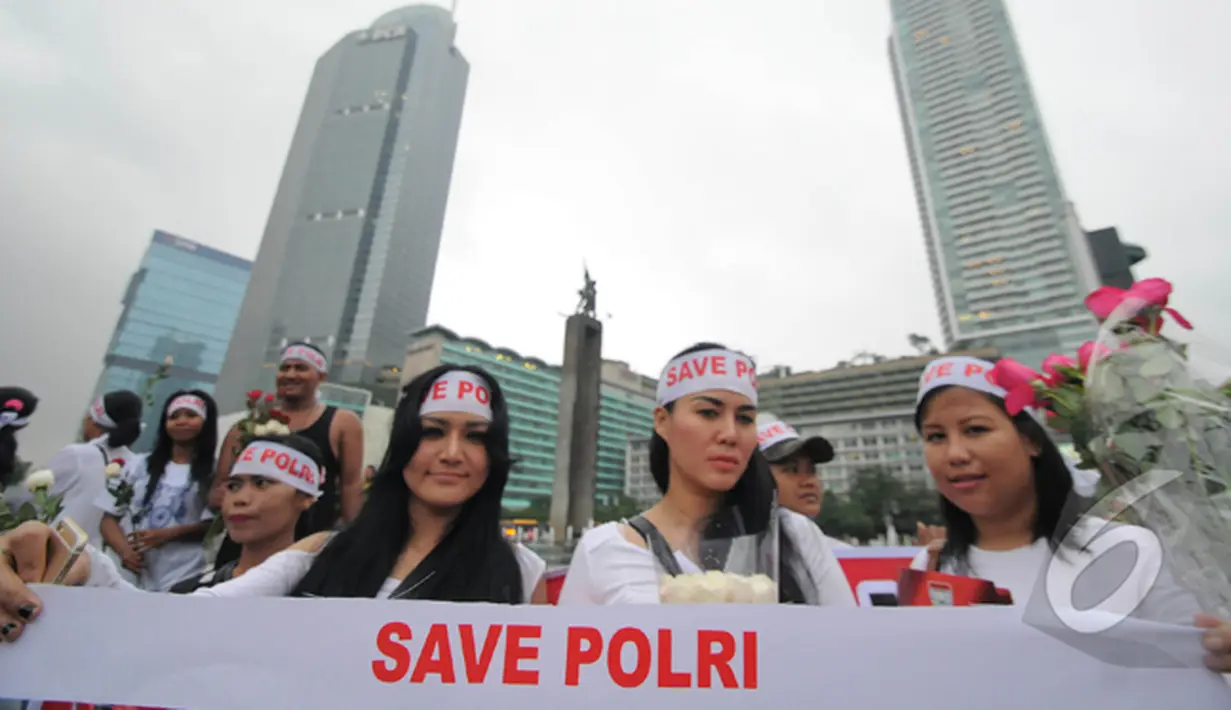 Kelompok massa Pembela Kesatuan (Pekat) Indonesia Bersatu saat melakukan aksi "Save Polri", Bundaran HI, Jakarta, Minggu (1/2/2015). (Liputan6.com/Herman Zakharia)