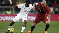 Aksi pemain AC Milan, Franck Kessie (kiri) berusaha keluar dari adangan pemain AS Roma, Radja Nainggolan pada lanjutan Serie A di Rome Olympic stadium, (25/2/2018). AC Milan menang 2-0. (AP/Alessandra Tarantino)