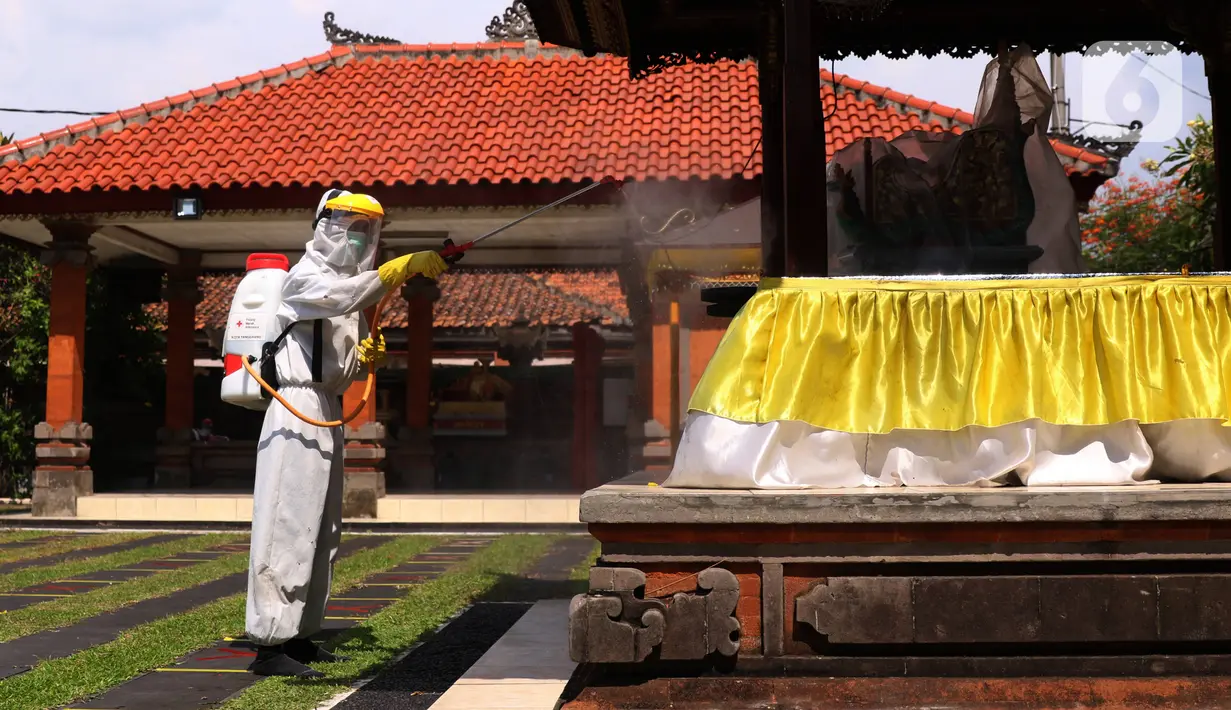Petugas PMI Kota Tangerang melakukan penyemprotan disinfektan di Pura Kerta Jaya, Tangerang, Banten, Rabu (3/6/2020). Penyemprotan tersebut dilakukan untuk mensterilkan tempat ibadah yang menurut rencana akan kembali dibuka di masa pandemi virus corona COVID-19. (Liputan6.com/Angga Yuniar)